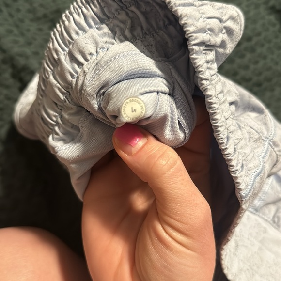 Lululemon 2.5” low rise hotty hot shorts - Picture 4 of 4